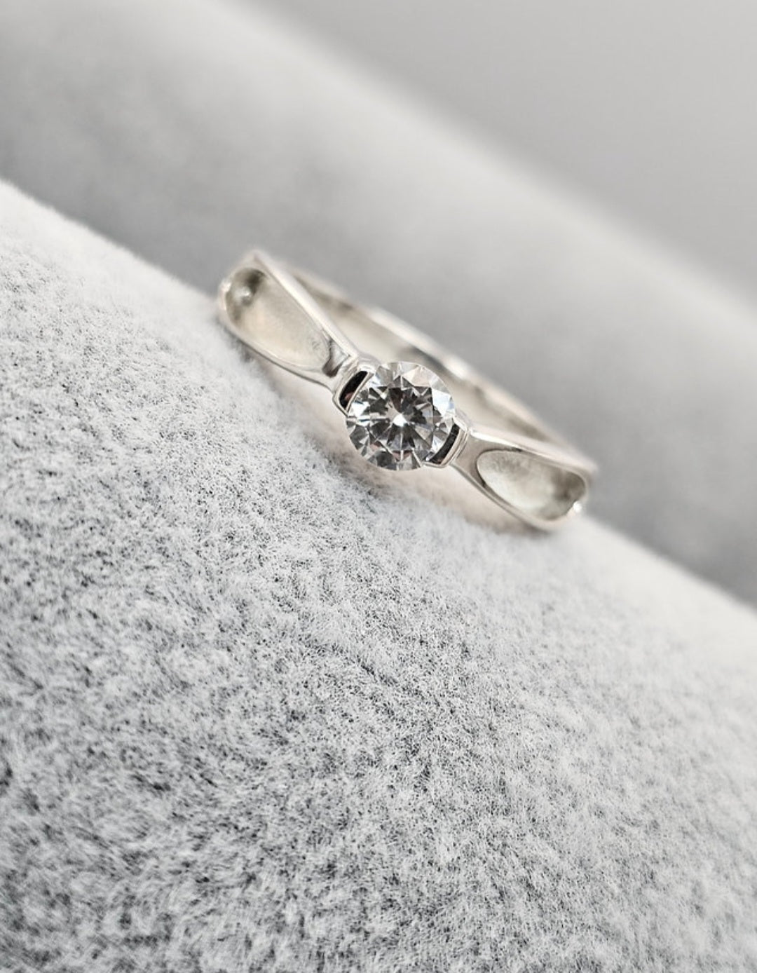 Solitaire Doubld Channel Ring