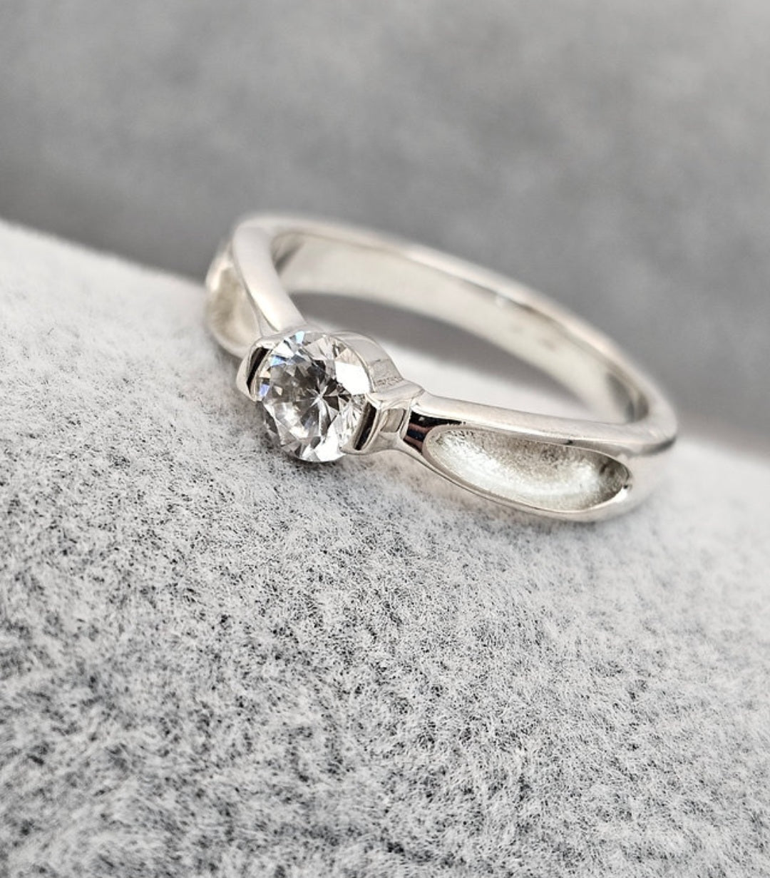 Solitaire Doubld Channel Ring